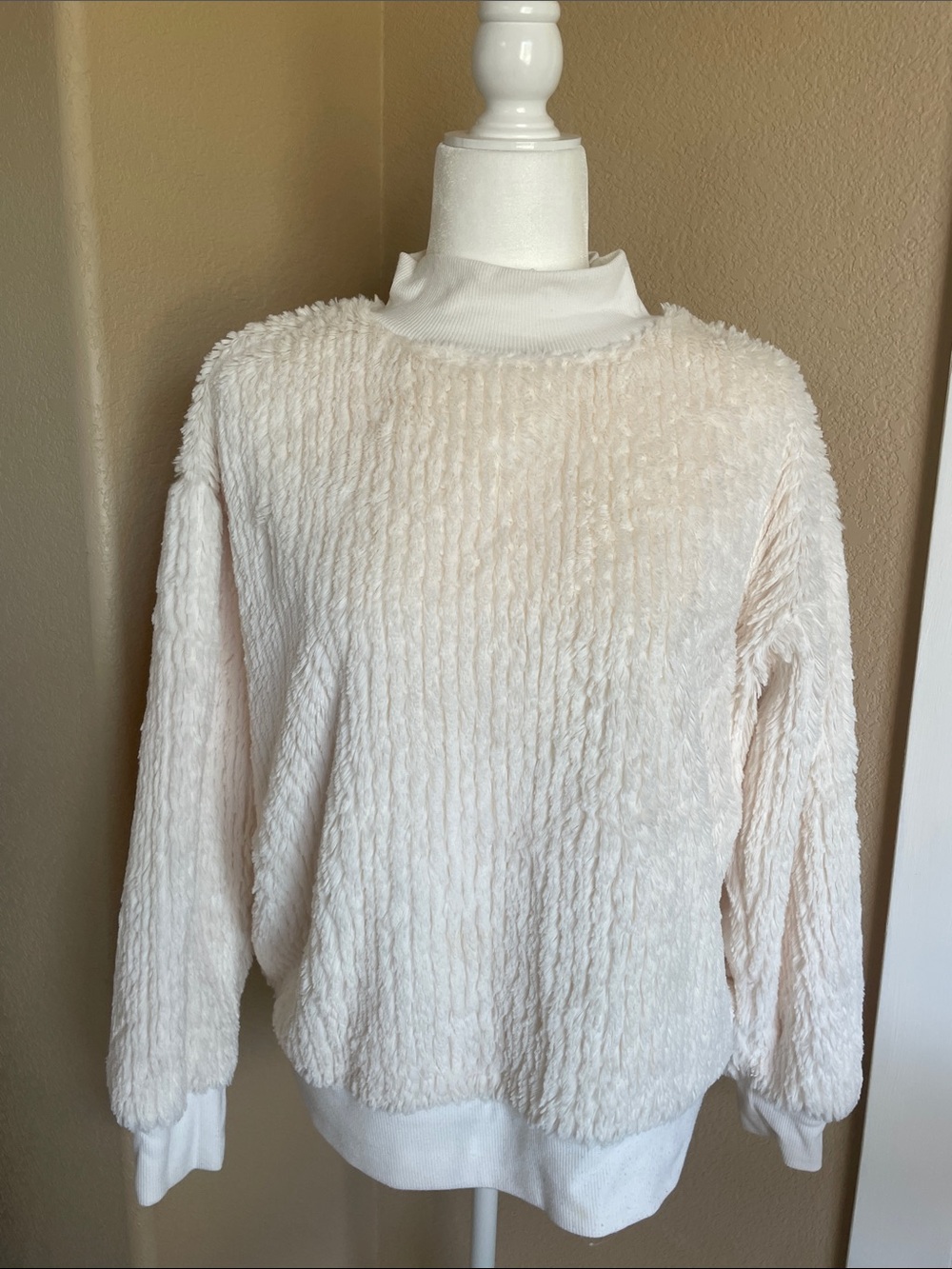 crown & ivy Cream Textured Plush Crewneck Sweater